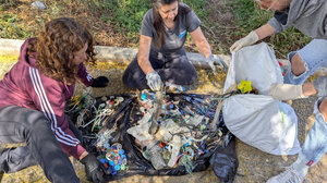 Ηράκλειο: 1.553 σκουπίδια σε... 100 μέτρα παραλίας – Τα 183 ήταν μπατονέτες!