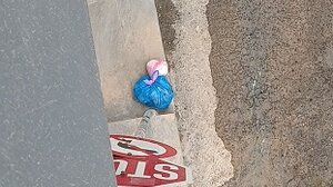 Παρατούν τα σκουπίδια στο πεζοδρόμιο!