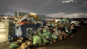 Σκουπίδια στις Μεσαμπελιές: δεν μπορούν να ανοίξουν ούτε τα παράθυρά τους
