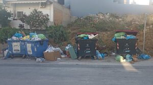 Τα σκουπίδια παραμένουν εδώ και μέρες απέναντι από τον παιδικό σταθμό