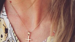 Αγκάλιαζαν ανυποψίαστους πολίτες και τους έκλεβαν κοσμήματα - Τρεις συλλήψεις 