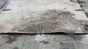 Ήρθαν κι έκλεισαν το φρεάτιο με πρόχειρη και επικίνδυνη κατασκευή