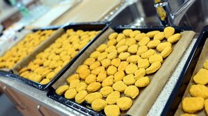 Ταψιά φούρνου: Το απλό κόλπο καθαρισμού με 1 απρόσμενο αντικείμενο για να φαίνονται ξανά «σαν καινούργια»