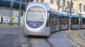 Γλυφάδα: Φορτηγό παρέσυρε τα καλώδια του Τραμ 