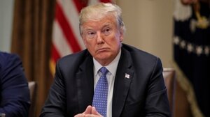 Ο Τραμπ ενημερώνει τους ηγέτες κρατών για τους δασμούς που αποφάσισε να επιβάλει 