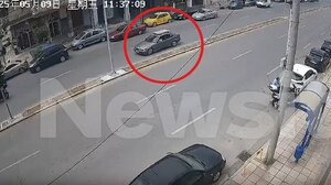 Τροχαίο με 5 τραυματίες στη Θεσσαλονίκη - Βίντεο με τη στιγμή που το αυτοκίνητο πέφτει πάνω στην κολώνα