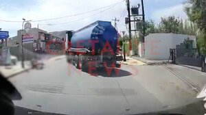 Σοκαριστικό βίντεο από σύγκρουση βυτιοφόρου με μηχανή στην Αμμουδάρα - Πετάχτηκε στον αέρα ο αναβάτης του δικύκλου!