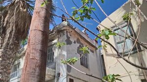 Σεισμός στην Κρήτη: Αποκολλήθηκαν τμήματα του τοίχου από κτίριο στο κέντρο του Ηρακλείου