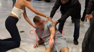 Ήρθαν για διακοπές στην Κρήτη, αλλά ο βίαιος χαρακτήρας του την "έστειλε" πίσω στη Βρετανία!