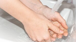 Πήγαινε έλα τα βυτιοφόρα για να πάρουν νερό στα σπίτια τους!