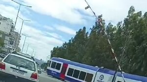 Πάτρα: Τρένο πέρασε από διάβαση με όρθιες μπάρες