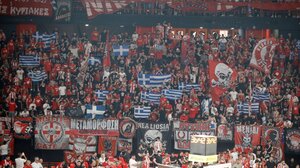 Ολυμπιακός - Παναθηναϊκός: Γέμισε ελληνικές σημαίες το ΣΕΦ 