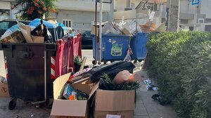 Mια υγειονομική βόμβα έξω από Δημοτικά Σχολεία