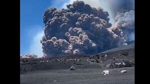 Έκρηξη ηφαιστείου στην Αίτνα: Πανικόβλητοι τουρίστες τρέχουν να σωθούν - Δείτε βίντεο