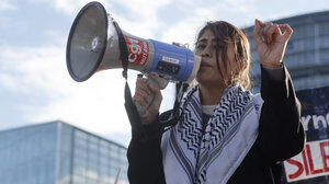 Madleen: Η Γαλλίδα ευρωβουλευτής Ρίμα Χασάν και επτά ακόμα άτομα αρνούνται να υπογράψουν τα έγγραφα απέλασης του Ισραήλ