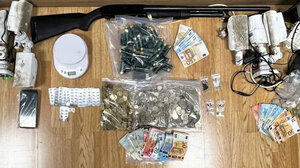 Μεγάλη επιχείρηση της ΕΛΑΣ για ναρκωτικά στις Αχαρνές - Χειροπέδες σε έξι άτομα, τους «τσάκωσαν» μέσα σε σπίτι