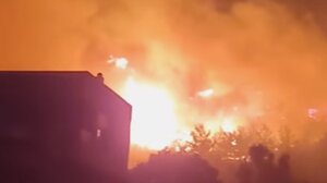 Χίος: Πυροσβέστες, εθελοντές και κάτοικοι επιχειρούν να σβήσουν τη φωτιά