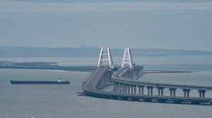 Η ουκρανική υπηρεσία ασφαλείας ανακοίνωσε ότι έπληξε με εκρηκτικά τη γέφυρα της Κριμαίας