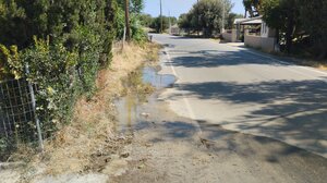 Καταγγελία κατοίκων στα Σταυράκια: «Επτά ημέρες το νερό τρέχει ποτάμι - Κανείς δεν εμφανίστηκε»