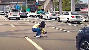 Σταμάτησε την κυκλοφορία για να σώσει μωρό γατάκι