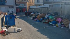 Με μείον 40 συμβασιούχους... πνίγεται το Ηράκλειο ξανά στα σκουπίδια