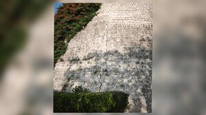 Μήπως να ελέγξουν την ρηγμάτωση πριν πέσει κάποια πέτρα στο κεφάλι περαστικού ;