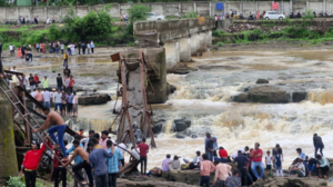 Τουλάχιστον δύο νεκροί από κατάρρευση γέφυρας στην Ινδία