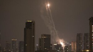 Ισραήλ: Εκρήξεις ακούγονται πάνω από το Τελ Αβίβ- Ο στρατός εντόπισε πυραύλους από το Ιράν