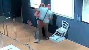 Απρόσεκτος τουρίστας κάθισε στην «καρέκλα του Βαν Γκογκ» και τη διέλυσε - Δείτε βίντεο