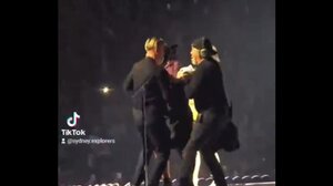 Αναστάτωση στη συναυλία της Κέιτι Πέρι στο Σίδνεϊ - Θαυμαστής ανέβηκε στη σκηνή και προσπάθησε να την αγκαλιάσει