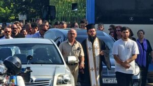 Σε κλίμα οδύνης η κηδεία του 14χρονου που πνίγηκε στον Άραχθο