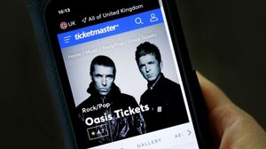 Στο "σφυρί" πορτρέτο των Λίαμ και Νόελ Γκάλαχερ από το 1996