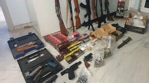 Ήταν έτοιμοι για... πόλεμο: Είχαν από πιστόλια και καραμπίνες μέχρι σκοπευτικό τυφέκιο - Bρέθηκε και ποσότητα πυρίτιδας 
