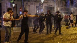 Σε 79 συλλήψεις προχώρησε η γαλλική αστυνομία στο Παρίσι μετά την νίκη της Παρί