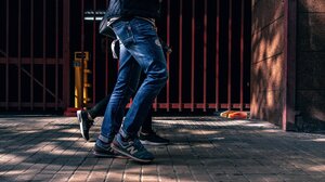 Πόσα λεπτά περπάτημα την ημέρα «διώχνουν» τον πόνο από τη μέση