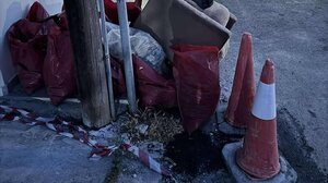 Τα μπάζα στο πεζοδρόμιο, η πεταμένη πολυθρόνα και τα μισοφαγωμένα σουβλάκια 