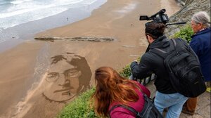 Μετέτρεψε την παραλία σε ... καμβά - Εντυπωσιάζει ο Τζον Λένον στην άμμο