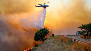  Φωτιά στη Χίο: Ανεξέλεγκτα τα μέτωπα – Σε απόσταση αναπνοής από τα σπίτια οι φλόγες, έχουν καεί αποθήκες