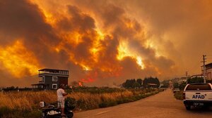 Ανεξέλεγκτες μαίνονται οι πυρκαγιές στη Σμύρνη - Εκκενώθηκαν τουλάχιστον 10 οικισμοί, άνεμοι πάνω από 120 χλμ
