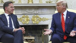 «Κολακεία άλλου επιπέδου»: Σάλος με το αποθεωτικό SMS του γγ του ΝΑΤΟ που πόσταρε ο Τραμπ