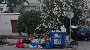 Οι κάδοι μετακινήθηκαν, τα σκουπίδια εξακολουθούν να συσσωρεύονται στο σημείο