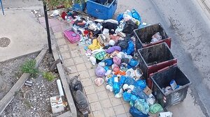 «Αντί να δώσετε 8,5 εκ., δώστε 4 εκ. και θα 'ναι η πόλη καθαρή» - Τι απαντούν οι εργαζόμενοι της καθαριότητας