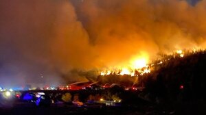 Στις φλόγες Σμύρνη, Μανίσα και Χατάι: Πάνω από 50.000 άνθρωποι απομακρύνθηκαν από τα σπίτια τους