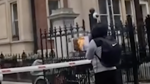 Πρόστιμο σε άνδρα που έκαψε το Κοράνι έξω από την τουρκική πρεσβεία στο Λονδίνο