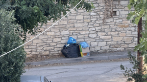 Άφησαν τα σκουπίδια τους στο πεζοδρόμιο και είναι εκεί 2 εβδομάδες...