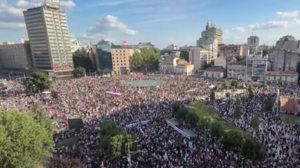 Σερβία: Περίπου 140.000 διαδηλωτές απαίτησαν εκλογές