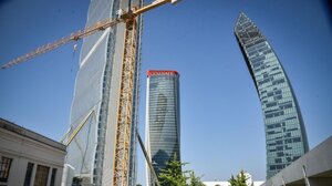 Μιλάνο: «Στράβωσε» τεράστια διαφημιστική πινακίδα σε ουρανοξύστη