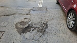 Ξεχαρβαλωμένες πλάκες «στέλνουν» πολίτες στο νοσοκομείο - video