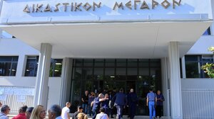 Τέμπη: Ενστάσεις, αναβολές και ένταση στην πρώτη δίκη για τους 57 νεκρούς του σιδηροδρομικού δυστυχήματος