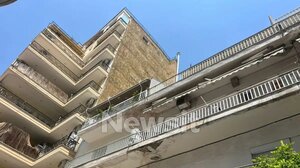 Θεσσαλονίκη: «Αγνοούνται» οι γονείς που κλείδωσαν το μωρό τους στο μπαλκόνι - Υποψίες ότι έφυγαν από τη χώρα